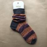 Handgestrickte Socken Gr. 38/39 dunkelgrau-rost-violett gestreift