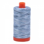 Aurifil Mako Cotton Maschinenquiltgarn 50/2-fach, 1300 m, multicolor Fb. 4669 Stonewash Blues
