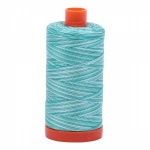 Aurifil Mako Cotton Maschinenquiltgarn 50/2-fach, 1300 m, multicolor Fb. 4654 Turquoise Foam