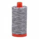 Aurifil Mako Cotton Maschinenquiltgarn 50/2-fach, 1300 m, multicolor Fb. 4651 Bari