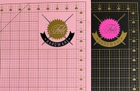 Tula Pink Schneidematte 18x24 inch beidseitig pink/gold bzw. schwarz/gold